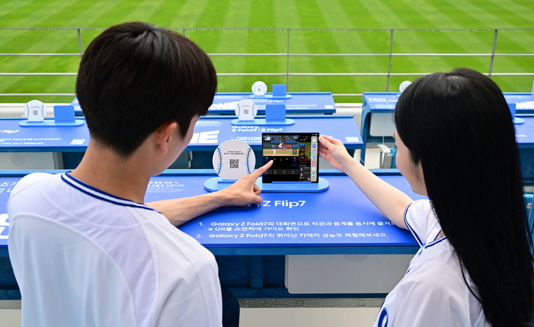 대구 삼성 라이온즈 파크 '루프탑석'에서 '갤럭시 Z 폴드7'으로 멀티태스킹 기능을 체험하는 방문객들. 사진ㅣ삼성전자
