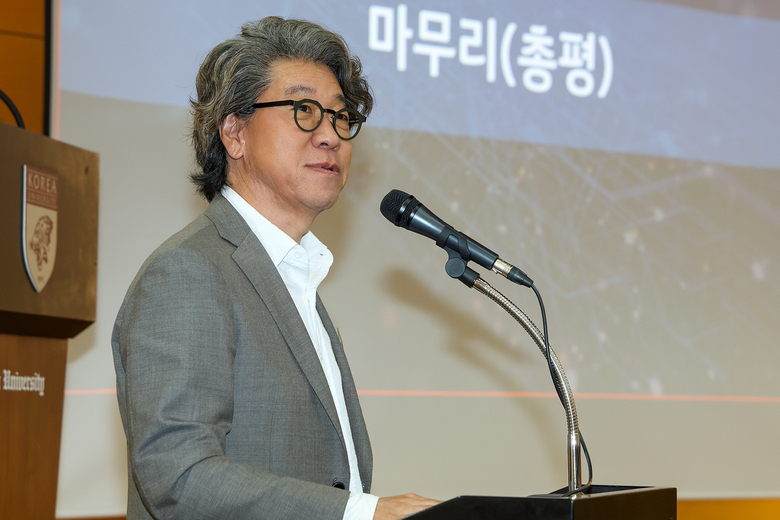 고려대와의 공동 연구 성과에 대해 총평 하는 오승필 KT 기술혁신부문 부사장. 사진ㅣKT