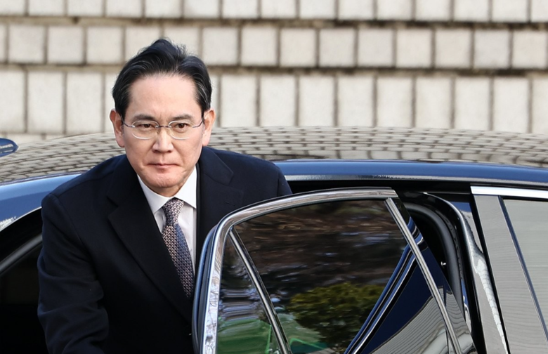 3일 오후 서초구 서울고법에서 열린 부당합병·회계부정 혐의 항소심 선고공판에 출석하기 위해 차에서 내리고 있는 이재용 삼성전자 회장. 사진ㅣ연합뉴스