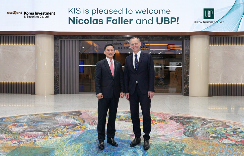한국투자증권 김성환 사장(왼쪽)과 UBP 니콜라스 팔라(Nicolas Faller) UBP 글로벌 자산운용 대표(오른쪽)가 전략적 협업 방안 논의를 마치고 기념사진을 찍고 있다. 사진 ㅣ 한국투자증권