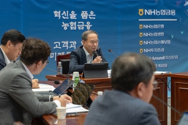 이찬우 NH농협금융지주 회장이 서대문 본사에서 열린 '2025년 제2차 농협금융 고객전략협의회'를 주재하고 있다. 사진ㅣNH농협금융지주
