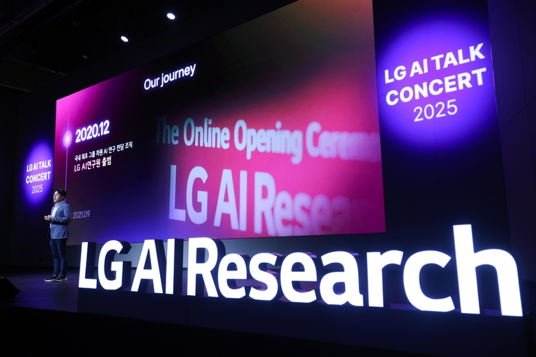 22일 LG AI 토크 콘서트 2025에서 발표하고 있는 임우형 LG AI연구원 공동 연구원장. 사진ㅣLG전자