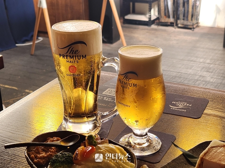 메가사이즈 맥주잔에 담긴 프리미어몰츠(왼쪽)과 카오루 에일(오른쪽). 사진ㅣ인더뉴스
