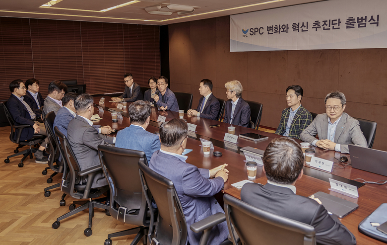 서울 양재동 SPC그룹 본사에서 열린 '변화와 혁신 추진단' 출범식에서 송영수 파리크라상 노조위원장이 발언하고 있다. 뒷줄 가운데가 허진수 변화와 혁신 추진단 의장. 사진 ㅣ SPC그룹