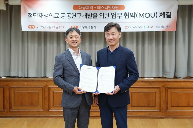 박성수 대웅제약 대표(왼쪽)와 김경식 베스티안재단 이사장이 업무협약 체결 후 기념 촬영을 하고 있는 모습. 사진ㅣ인더뉴스