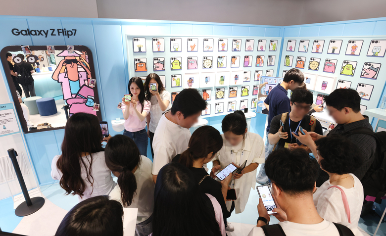 서울 코엑스 'The Galaxy UNFOLDERS' 체험존 방문객들이 '갤럭시 Z 폴드7'의 대화면과 ‘갤럭시 Z 플립7’의 커버 디스플레이를 활용해 '뉴페이스 셀피'를 촬영하는 모습. 사진ㅣ삼성전자 
