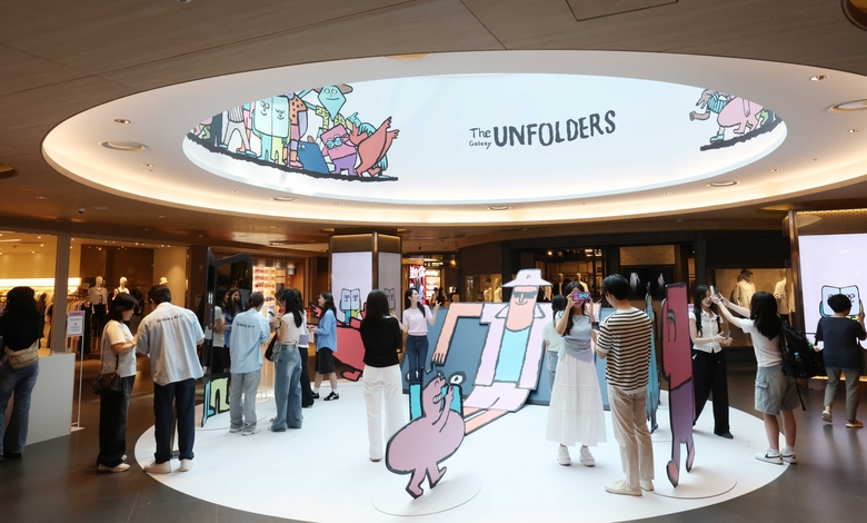 서울 코엑스 'The Galaxy UNFOLDERS' 체험존 방문객들이 ‘갤럭시 Z 폴드7∙Z 플립7'으로 아티스트 '장 줄리앙(Jean Jullien)'의 캐릭터와 함께 인증샷을 촬영하는 모습. 사진ㅣ삼성전자