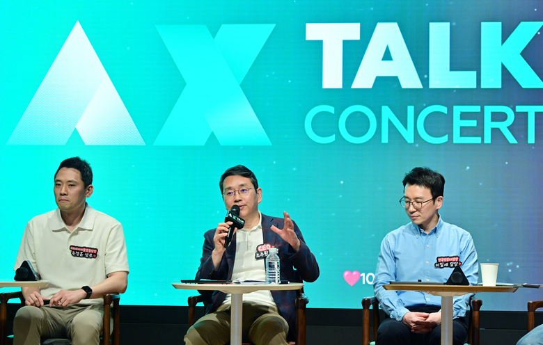'AX 토크콘서트'에서 AI 기술의 중요성을 강조하며 AX 확산에 앞장서겠다고 밝히는 조주완 LG전자 CEO. 사진ㅣLG전자