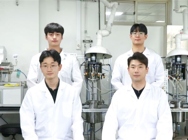 고민성 교수 연구팀. 사진ㅣ국립부경대학교 