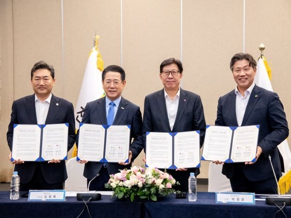 업무협약을 체결하고 단체 기념사진을 촬영하고 있다. 오른쪽 첫번째가 류동근 총장. 사진ㅣ국립한국해양대학교
