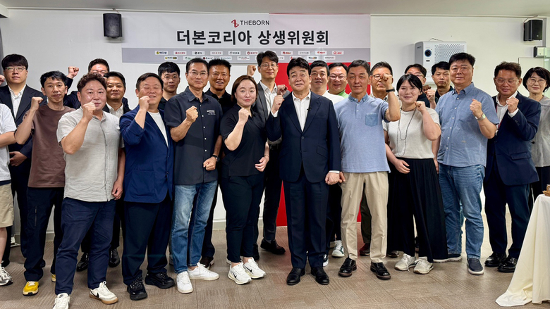 지난 28일 더본코리아 상생위원회 정례회의 진행 후 백종원 더본코리아 대표(가운데)가 관계자들과 기념 촬영을 하는 모습. 사진ㅣ더본코리아