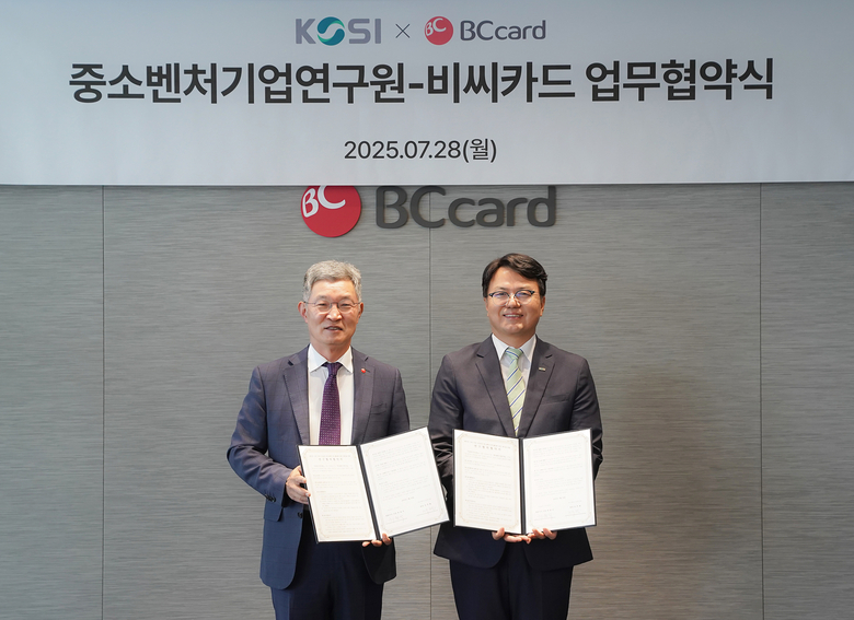  최원석 BC카드 사장(왼쪽), 조주현 중소벤처기업연구원장(오른쪽)이 데이터 기반 국내 소상공인 및 중소벤처기업 활성화를 위해 업무협약을 체결하고 기념촬영을 하고 있다. 사진 ㅣ BC카드