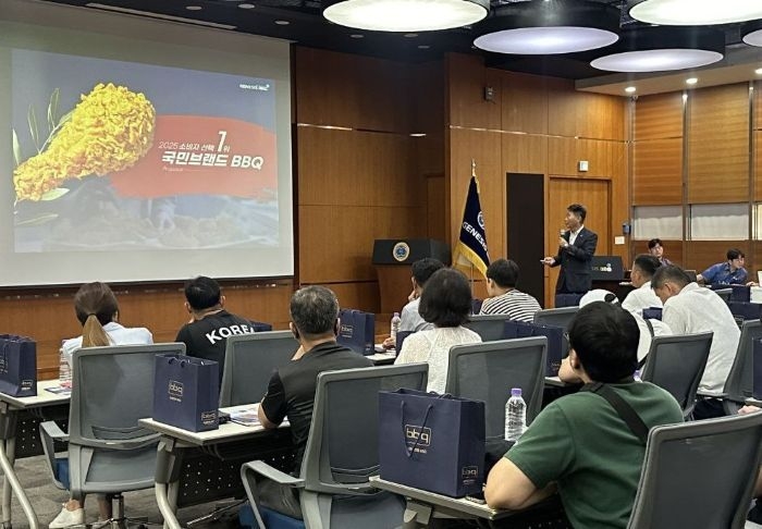 BBQ가 경기도 이천에 위치한 치킨대학에서 군간부 제대 예정 군인 및 가족 30여 명을 초청해 창업설명회를 진행한 모습.
