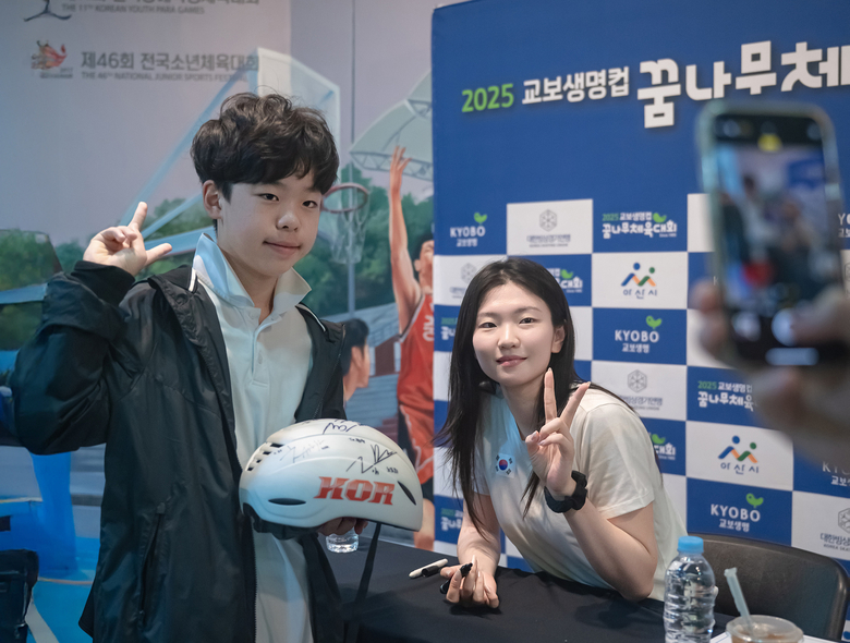 26일 충남 아산시 이순신빙상장에서 열린 ‘제41회 교보생명컵 꿈나무체육대회’에서 쇼트트랙 국가대표 심석희 선수(오른쪽)가 사인회를 열고 초등학생 선수와 기념촬영을 하고 있다. 사진 ㅣ 교보생명