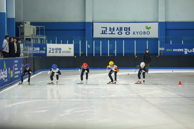 26일 충남 아산시 이순신빙상장에서 열린 ‘제41회 교보생명컵 꿈나무체육대회’ 빙상 종목에 참가한 초등학생 선수들이 경기를 펼치고 있다. 사진 ㅣ 교보생명