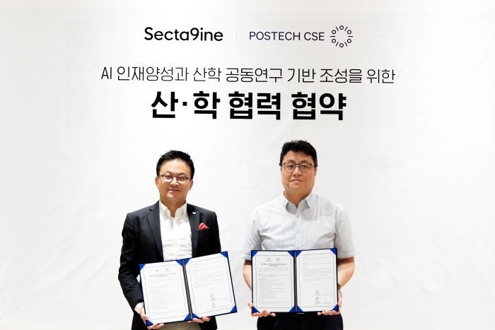 서울 도곡동 SPC2023 사옥에서 30일 진행된 'AI 인재양성 및 공동연구를 위한 산학협력 업무협약식'에서 포스텍 최승문 주임교수(오른쪽)와 섹타나인 김대일 대표(왼쪽)가 기념 촬영을 하고 있는 모습. 사진ㅣ섹티나인