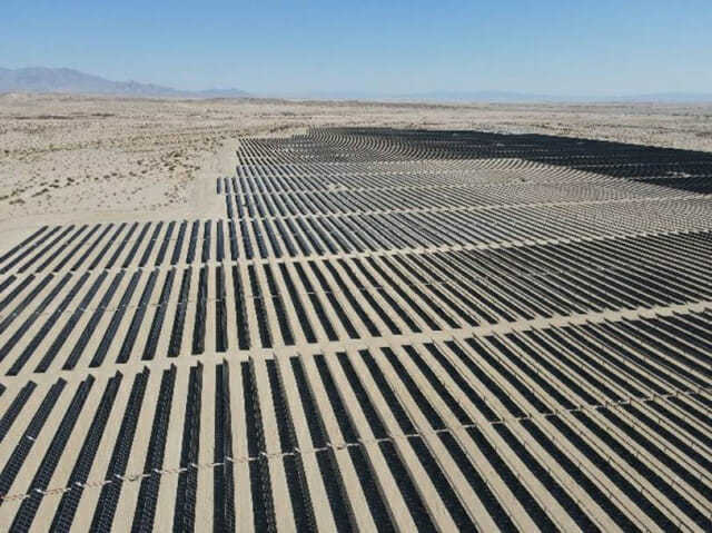 한화큐셀이 지난 5월 완공한 미국 캘리포니아 주 50MW 규모 태양광 발전소 사진|한화솔루션