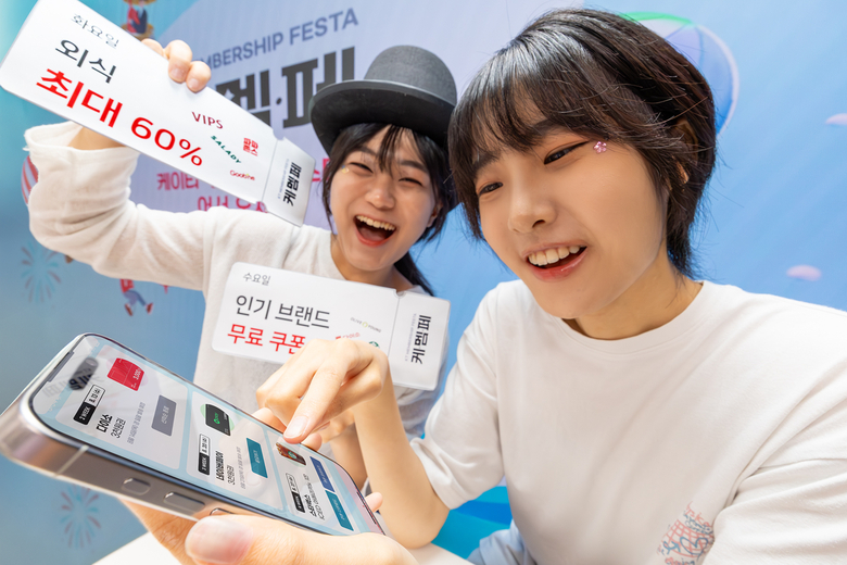 모델들이 '케이티 멤버십 페스타' 프로모션을 소개하는 모습. 사진ㅣKT