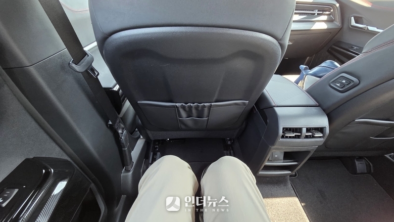 액티언 하이브리드 좌측 2열에 앉아서 본 실내 