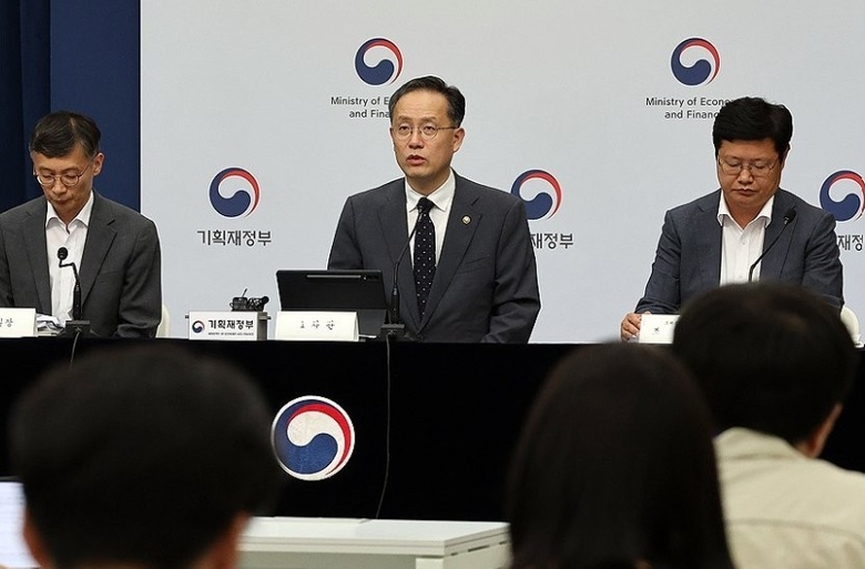 이형일 기획재정부 1차관이 지난 29일 정부세종청사 민원동 브리핑실에서 2025 세제 개편안 상세 브리핑을 하고 있다. 오른쪽부터 조만희 조세총괄정책관, 이 차관, 박금철 세제실장 사진|연합뉴스
