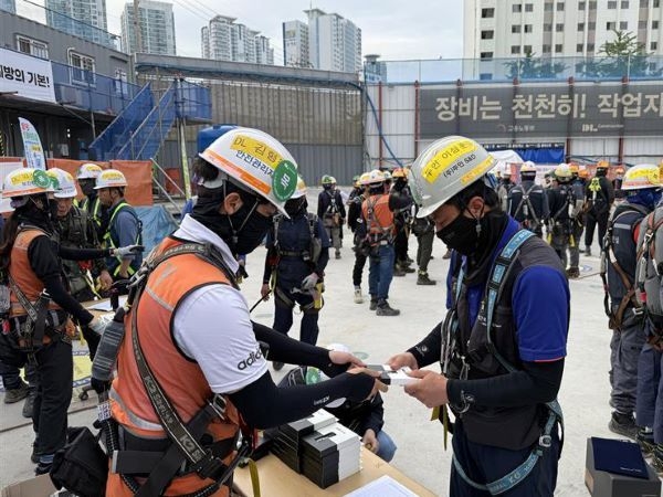 보건관리자의 근로자 물 보급 및 작업 전 토시 보급. 사진ㅣDL건설