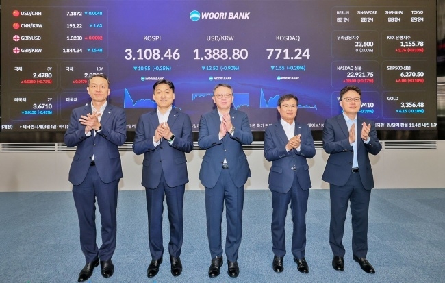 우리은행은 4일 본점 자금시장그룹 딜링룸 전광판 점등식을 열었다. 왼쪽부터 이정섭 브랜드홍보그룹장, 박형우 자금시장그룹장, 정진완 은행장, 양현근 상임감사위원, 한세룡 업무지원그룹장. 사진ㅣ우리은행