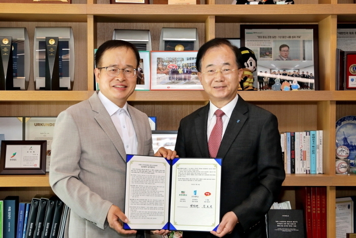지난 30일 정호석 ㈜하림 대표이사(왼쪽)와 박진배 전주대학교 총장(오른쪽)이 업무협약을 마치고 기념 촬영하고 있는 모습. 