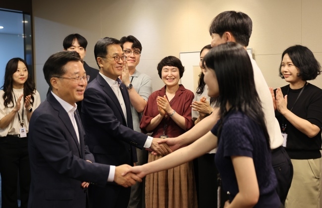 한화생명 신임 각자 대표이사로 취임한 권혁웅 부회장과 이경근 사장이 임직원을 찾아 악수를 나누고 있다. 사진ㅣ한화생명