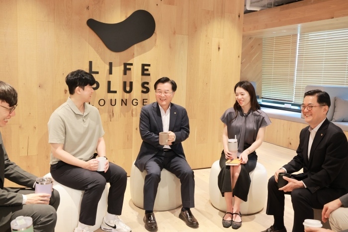 한화생명 신임 각자 대표이사로 취임한 권혁웅 부회장(가운데)과 이경근 사장(오른쪽)이 임직원을 만나 대화하고 있다. 사진ㅣ한화생명