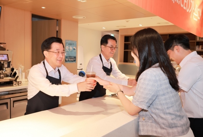 한화생명 신임 각자 대표이사로 취임한 권혁웅 부회장과 이경근 사장이 임직원을 만나 티타임 소통을 하고 있다. 사진ㅣ한화생명