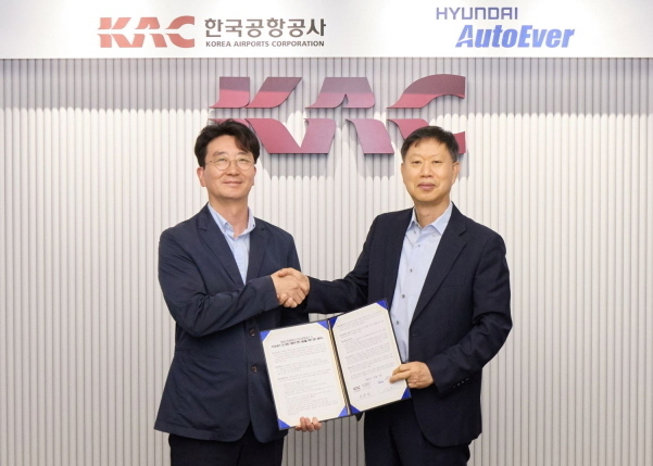 현대오토에버 내비게이션사업부장 서동권 상무(왼쪽)와 한국공항공사 손종하 운영본부장이 기념촬영을 하는 모습. 사진 |현대오토에버 