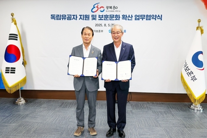 임종룡 우리금융그룹 회장(오른쪽)이 지난 5일 서울지방보훈청에서 권오을 국가보훈부 장관과 업무협약후 기념촬영하고 있다. 사진ㅣ우리금융그룹