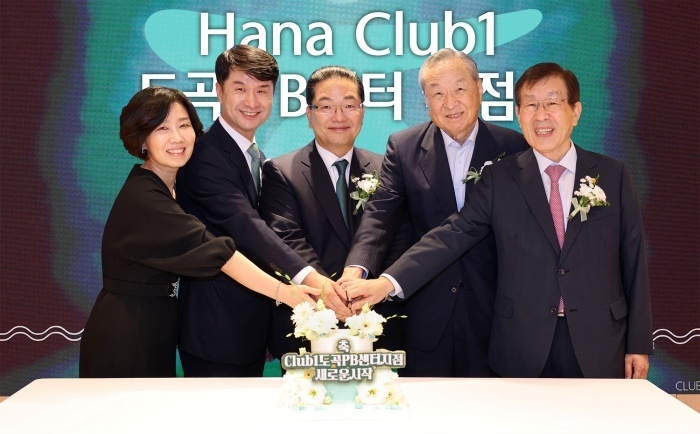 왼쪽부터 하나은행 최영미 Club1 도곡PB센터지점 Gold PB부장, 이원휴 Club1 도곡PB센터지점장, 이호성 하나은행장, 이창규 DK메디칼솔루션 회장, 윤성복 하나금융나눔재단 이사(전 하나금융지주 이사회 의장). 사진ㅣ하나은행