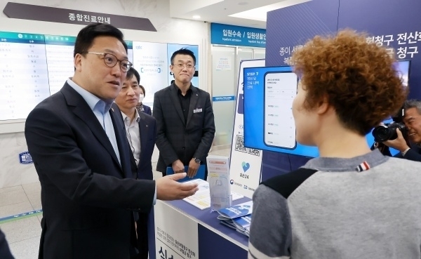 김병환 금융위원장이 지난해 10월25일 당시 보험개발원에서 실손보험 청구전산화 오픈행사를 마친뒤 실손24 종합상황실에 방문해 현장직원을 격려하고 있다. 사진ㅣ금융위원회