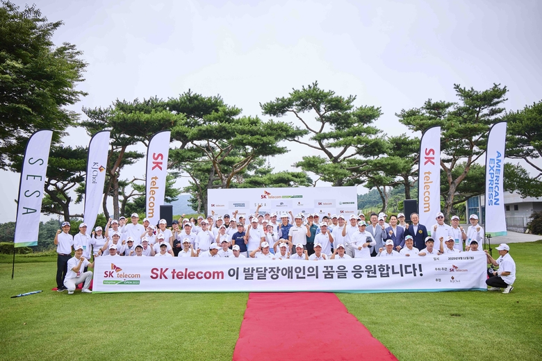 SK텔레콤 어댑티브 오픈 2025에서 함께 기념촬영 하는 참석한 관계자들과 선수들. 사진ㅣSK텔레콤