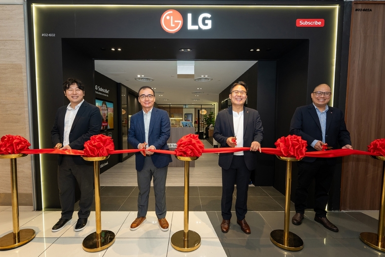 싱가포르 구독 전용 브랜드샵 오픈을 기념하고 있는 LG전자 관계자들. 사진ㅣLG전자