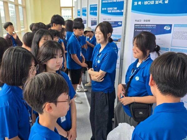학생들이 전시된 탐구보고서 앞에서 자유롭게 토론하고 있다. 사진ㅣ국립한국해양대학교
