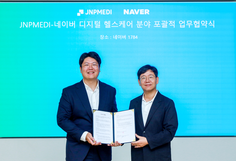 네이버 1784 사옥에서 디지털 헬스케어 분야 포괄적 업무협약식을 진행한 (오른쪽부터) 최인혁 네이버 테크비즈니스 대표와 정권호 제이앤피메디 대표. 사진ㅣ네이버