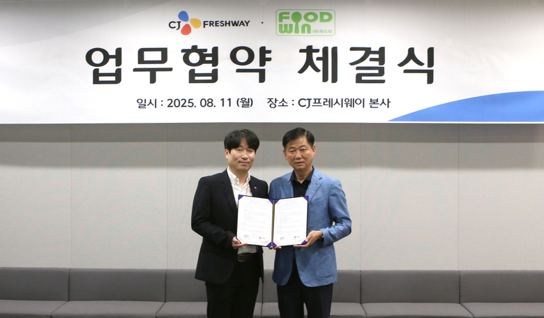 지난 11일 서울시 마포구 CJ프레시웨이 상암본사에서 김재용 CJ프레시웨이 급식사업담당(왼쪽)과 김봉환 푸드윈 대표이사가 업무협약 체결 후 기념사진을 촬영하고 있는 모습. 사진ㅣCJ프레시웨이