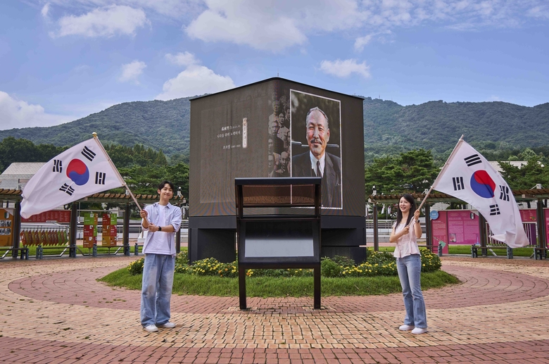 고화질로 복원한 독립운동가의 영상을 관람하고 육성을 들을 수 있는 LED 미디어큐브. 사진ㅣSK텔레콤