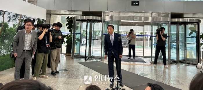 이억원 금융위원장 후보자가 14일 예금보험공사에 마련된 인사청문회 준비사무실로 첫 출근해 취재진에 지명소감을 밝힌 뒤 질의를 듣고 있다. 사진ㅣ인더뉴스