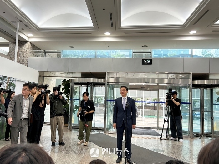 이억원 금융위원장 후보자가 14일 예금보험공사에 마련된 인사청문회 준비사무실로 첫 출근해 취재진에 지명소감을 밝힌 뒤 질의에 답하고 있다. 사진ㅣ인더뉴스