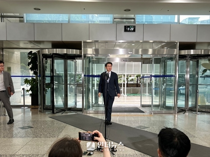 이억원 금융위원장 후보자가 14일 예금보험공사에 마련된 인사청문회 준비사무실로 백팩을 멘 채 출근하고 있다. 사진ㅣ인더뉴스