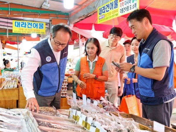 고리원자력본부, 지역경제 활성화를 위한 ‘전통시장 장보기 캠페인’ 시행. 사진ㅣ고리원자력본부