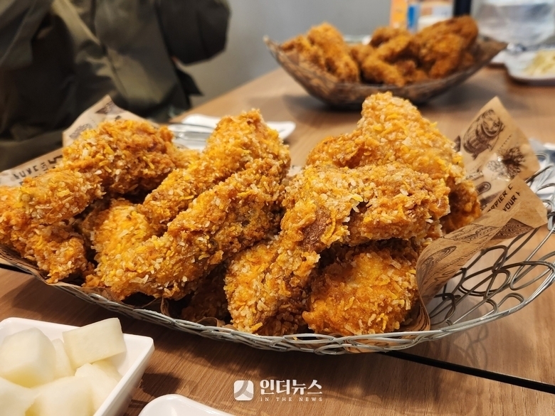 ‘소비쿠폰·신메뉴·프로모션’ 3박자…치킨업계 복날 특수 반짝