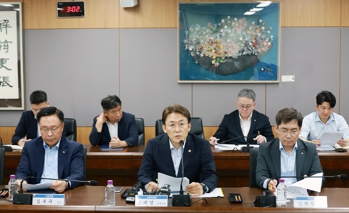 권대영 금융위원회 부위원장(가운데)이 19일 광화문 정부서울청사에서 열린 '중대재해 관련 금융부문 대응 간담회'를 주재하고 있다. 사진ㅣ금융위원회