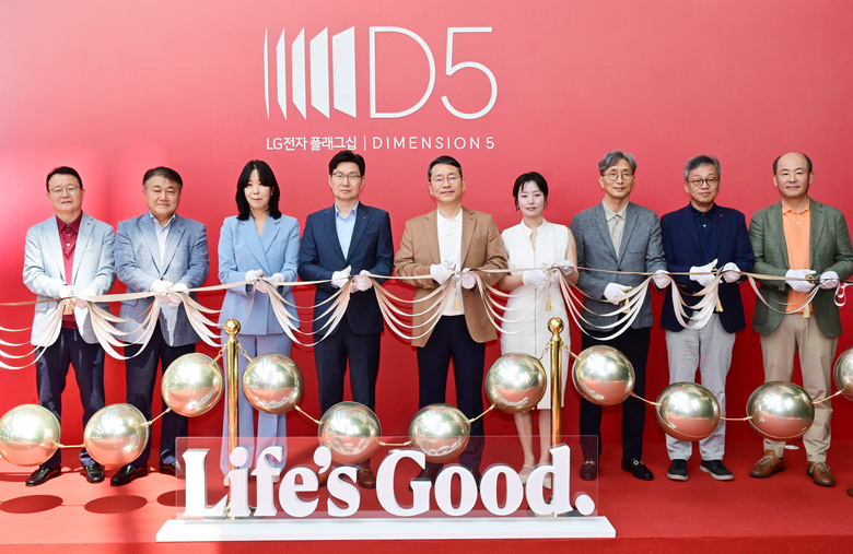 LG전자 조주완 CEO(가운데), 한국영업본부장 김영락 사장(왼쪽에서 네 번째)을 비롯한 주요 관계자들이 참석한 가운데 21일 ‘LG전자 플래그십 D5’ 오픈식에서 기념 촬영하고 있다. 사진|LG전자