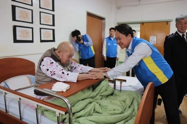 진옥동 신한금융그룹 회장이 신한은행장으로 일하던 2019년 11월 당시 시립은평의마을을 찾아 봉사활동을 하고 중증환자를 만나 위로하는 모습. 사진ㅣ시립은평의마을