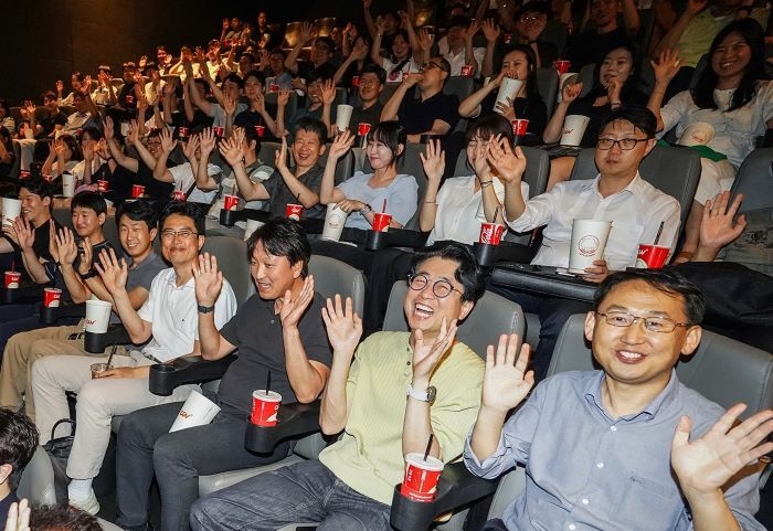지난 20일 HS효성 임직원들이 용산 CGV에서 'F1 더무비'를 관람하기 전 기념촬영을 하고 있는 모습.