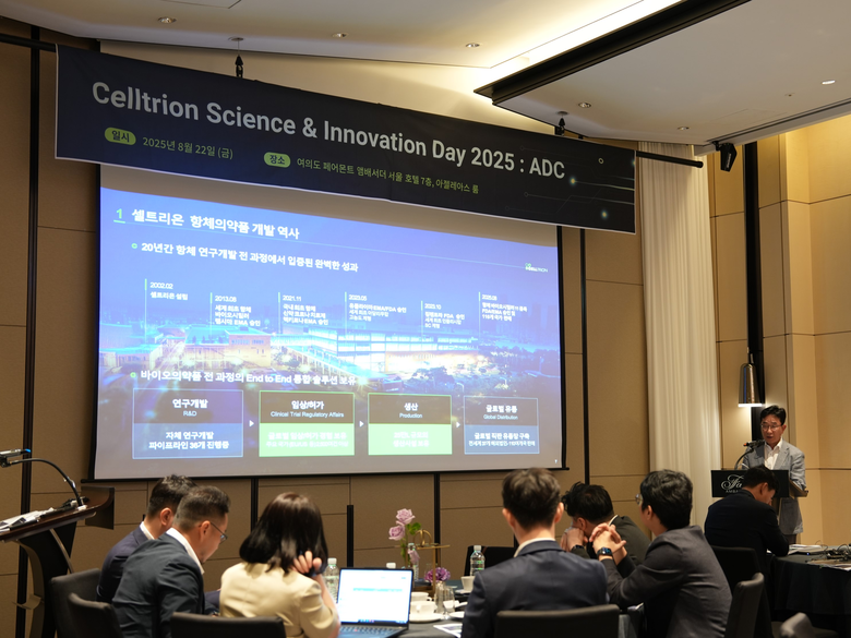 지난 22일 서울 여의도 페어몬트 호텔에서 열린 '셀트리온 사이언스&이노베이션 데이 2025'에서 권기성 셀트리온 연구개발부문장이 셀트리온의 신약 개발 전략에 대해 발표하고 있는 모습. 사진ㅣ셀트리온